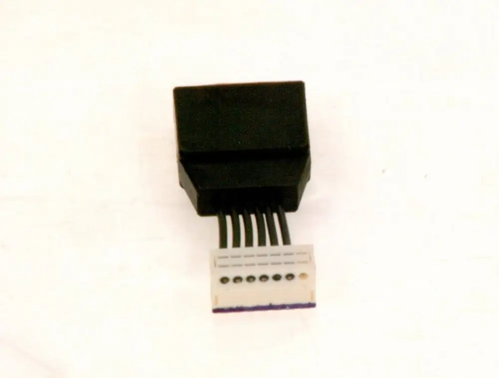 Schwarzer Adapter mit mehreren Kabeln und einem weißen Anschluss mit mehreren Pins, hergestellt von Bosch.